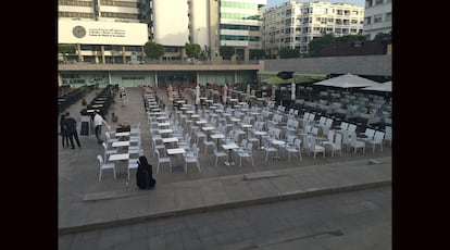 Rabat. Las terrazas para el café de la plaza Petri. 