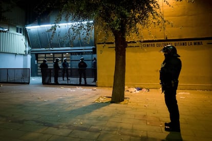 Els sospitosos viuen en alguns dels pisos que ha escorcollat la policia, i hi venen la droga; altres immobles són 'guarderies', que és com es coneix en argot el lloc on amaguen la mercaderia.