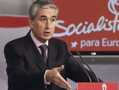 Ramón Jáuregui, durante la rueda de pernsa en la sede del PSOE.