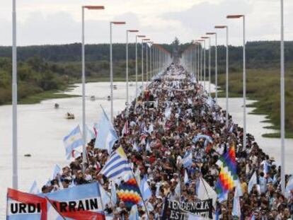 Manifestación en contra de las papeleras, en 2010.