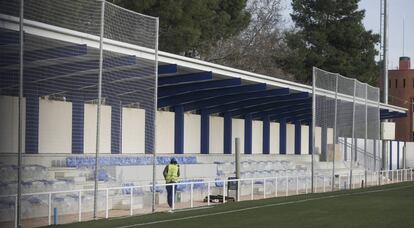 La tribuna del estadio Román Valero del CDC Moscardó.