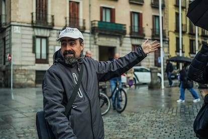 El gua Miguel ?ngel Blzquez cuenta curiosidades de la ciudad en el trayecto entre los sitios de inters del tour 'Madrid Histrico' de Imageen.