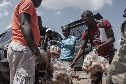 En la ciudad de Bukavu, decenas de activistas consiguieron donaciones de alimentos y otros productos básicos para repartir entre las personas desplazadas. Según el portavoz de la Oficina de Naciones Unidas para la Coordinación de Asuntos Humanitarios (OCHA), Jens Laerke, “esta crisis está ocurriendo en un contexto bastante difícil. En la región ya existían grandes necesidades. Hasta el 33% de la población del Kivu Norte padece de inseguridad alimentaria grave. Además, el 44% de los cinco millones de desplazados internos de la República Democrática del Congo ya se encontraban en esa provincia”.