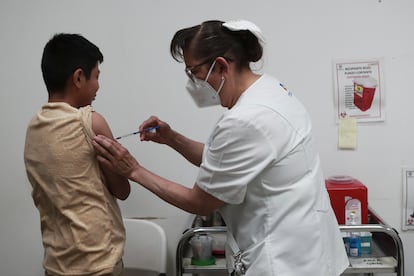 Una enfermera vacuna a un niño en un centro de salud de Ciudad Juárez, Chihuahua, el 30 de abril de 2025. 