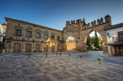 Con tan solo 16.000 habitantes, Baeza tiene numerosos monumentos renacentistas: la Catedral de la Natividad de Nuestra Señora, las fuentes de los Leones y de Santa María, el palacio de Jabalquinto y la Casa del Pópulo, cuya fachada plateresca vemos en esta fotografía junto con la puerta de Jaén y el arco de Villalar.