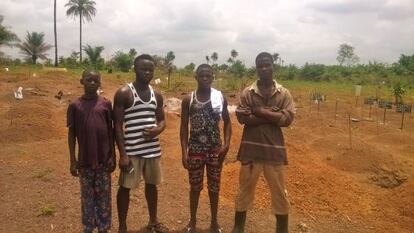 Mohammed Kamara, a la derecha, junto a sus compañeros enterradores. Su trabajo ha contribuido heroicamente a luchar contra esta epidemia de que ha asolado Sierra Leona.