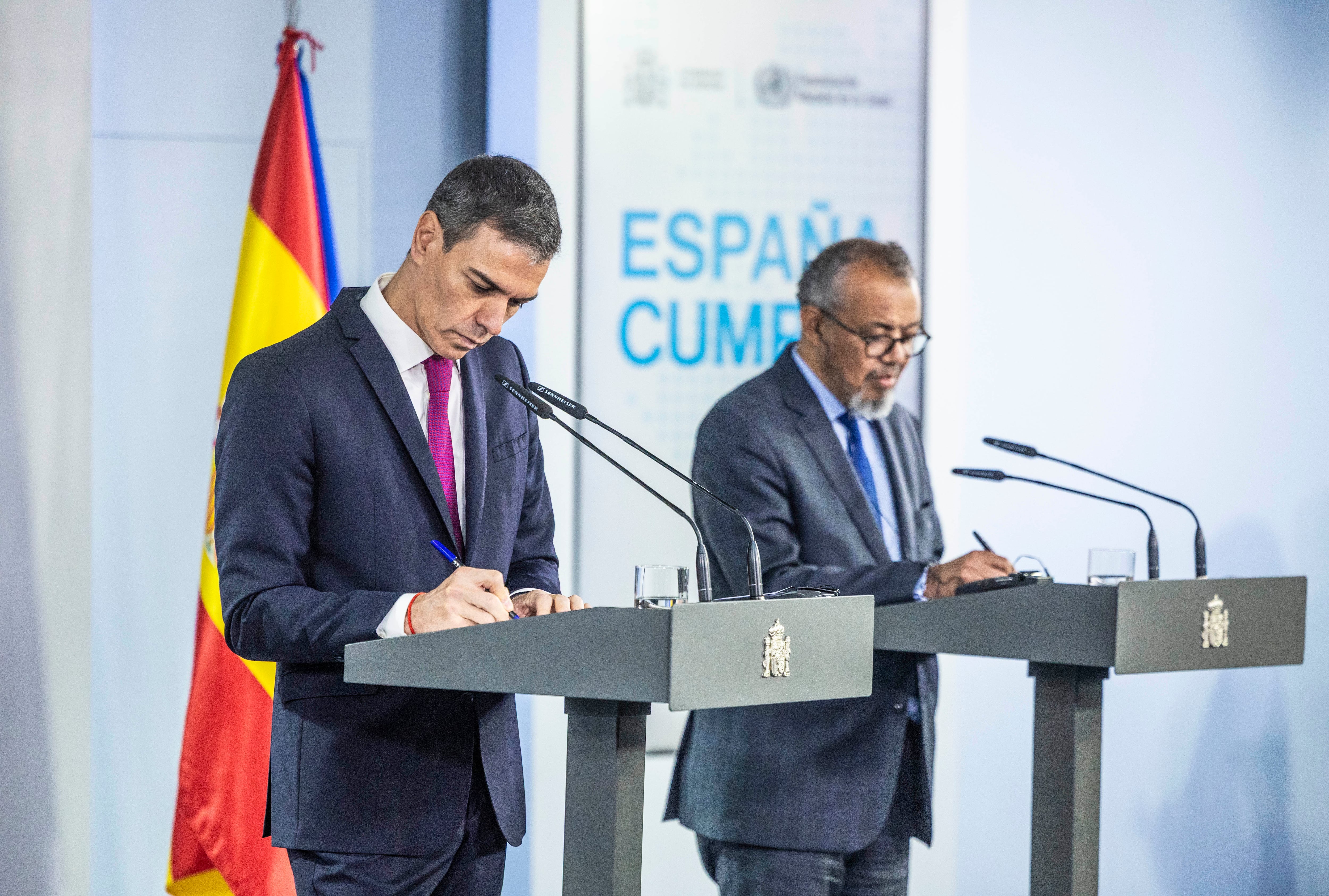 El presidente del Gobierno, Pedro Sánchez  atiende a los medios en rueda de prensa junta al director general de la Organización Mundial de la Salud , Tedros Adhanom, en el Palacio de la Moncloa. 