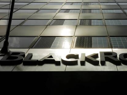 BlackRock aprovecha las caídas en Bolsa para reforzarse en BBVA y Santander
