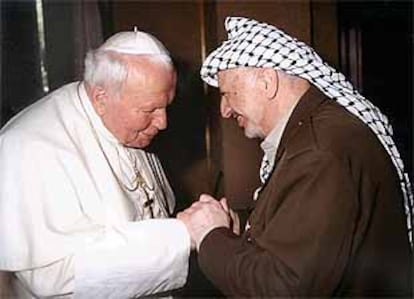 Juan Pablo II y Yasir Arafat se estrechan la mano al comienzo de la charla que han mantenido en el Vaticano.