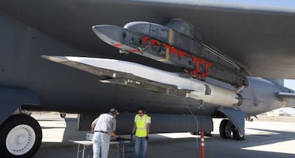 El X-51A Waverider, debajo del ala de un bombardero B-52.