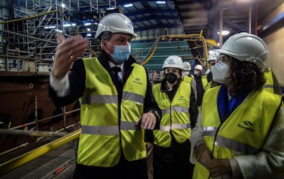 La ministra de Hacienda, María Jesús Montero, durante su visita al stillero de Navantia en de San Fernando (Cádiz).