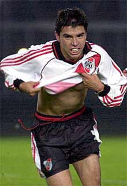 Javier Saviola celebra un gol durante el torneo.