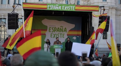 Desde la izquierda, Rocío Monasterio, Santiago Abascal e Iván Espinosa de los Monteros, en la manifestación en Madrid, el 12 de Madrid.