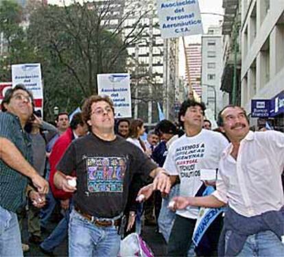 Trabajadores argentinos arrojan huevos contra la sede de Telefónica en Buenos Aires.