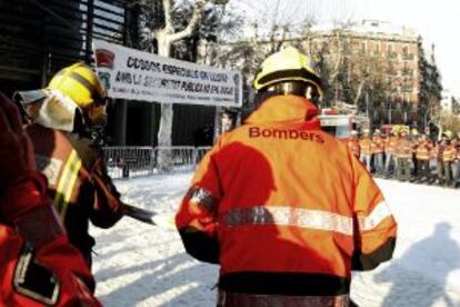 Medio centenar de bomberos de la Generalitat han inundado con espuma las inmediaciones de Interior como protesta por los recortes.