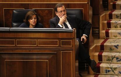 Mariano Rajoy escucha la intervención del portavoz del PSOE en el Congreso, Antonio Hernando.