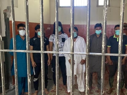 Los seis detenidos por el asesinato de Arooj y Aneesa Abbas, en las dependencias de la policía del distrito de Gujrat, en Pakistán.