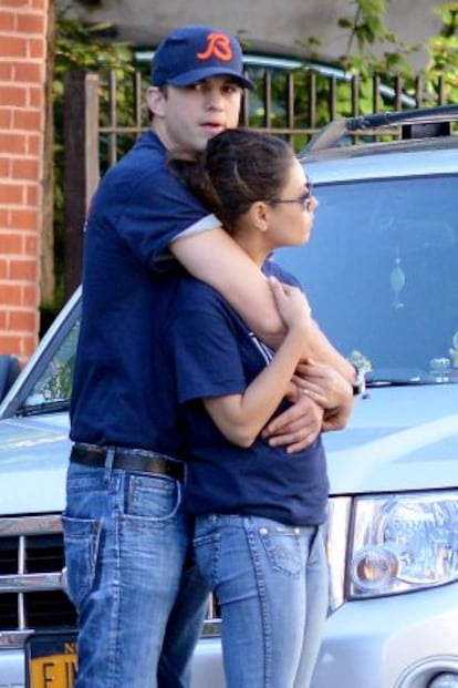 Ashton Kutcher y Mila Kunis, en Nueva York, el domingo pasado.