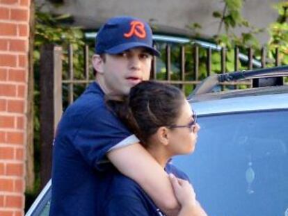 Ashton Kutcher y Mila Kunis, en Nueva York, el domingo pasado.