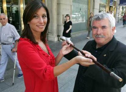 Los alcaldes Mónica Lorente, de Orihuela, y Pedro Castro, de Getafe, con el bastón de mando.