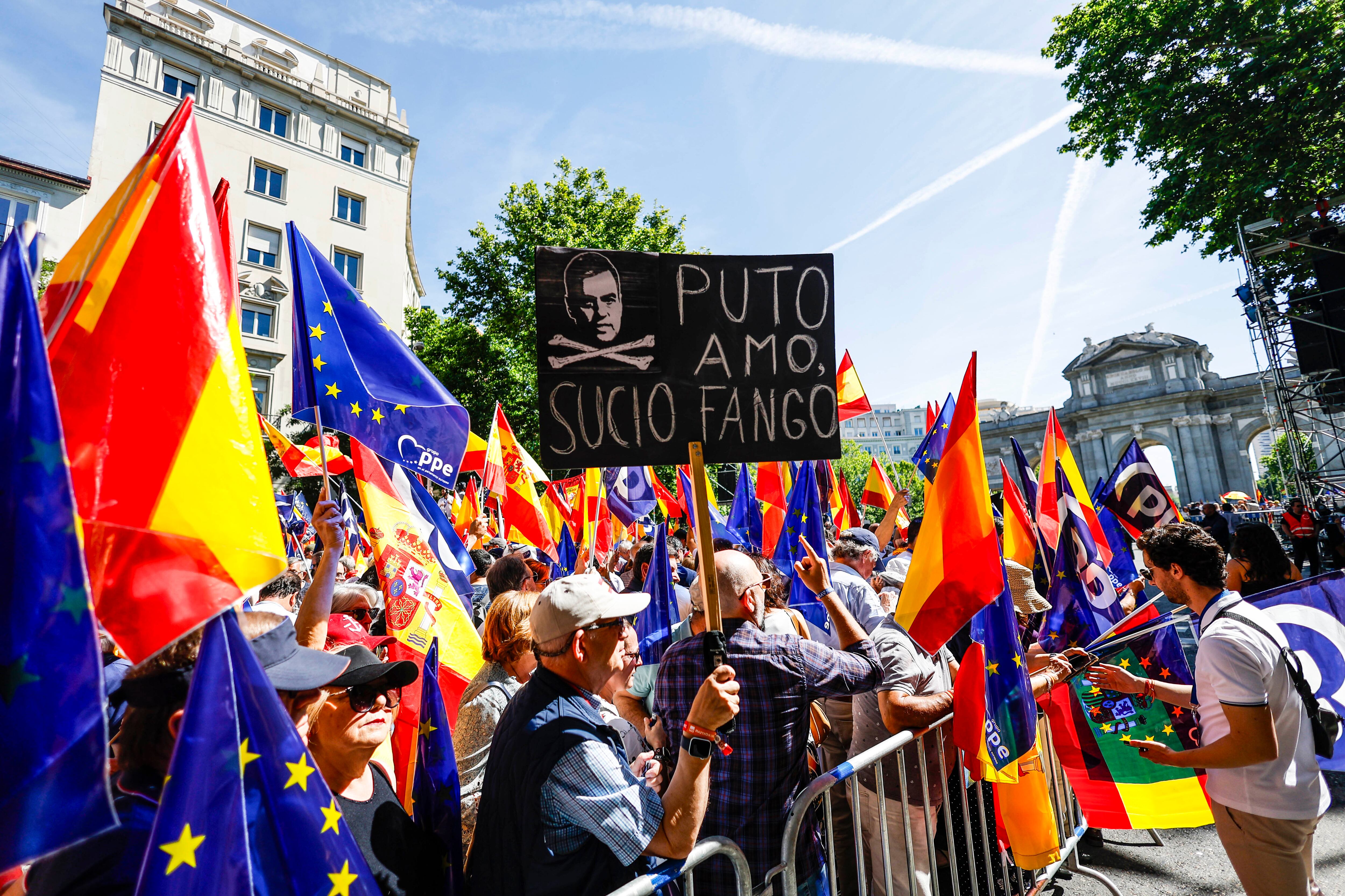 Un manifestante porta una cartel contra el presidente del Gobierno, Pedro Sánchez, en las proximidades de la Puerta de Alcalá de Madrid.