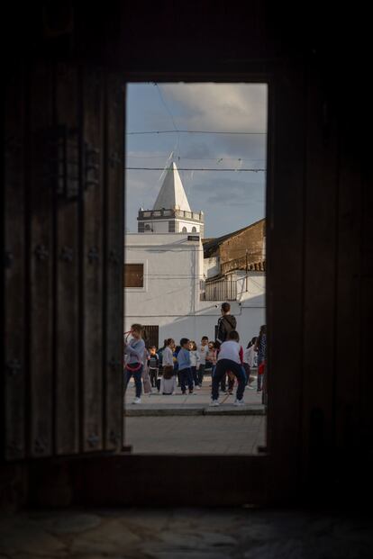 Un grupo de niños juega cerca de la Fortaleza de los Templarios en Higuera de Vargas. 