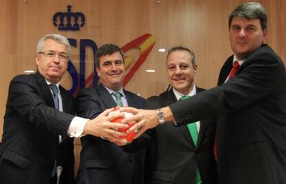 De izquierda a derecha: Eduard Coll (Presidente de la Asociación de Clubes Españoles de Balonmano); Miguel Cardenal (Presidente del CSD), Francisco Blázquez (Presidente de la Federación Española de Balonmano) y Claudio Gómez (Gerente de la Asociación de Jugadores de balonmano)