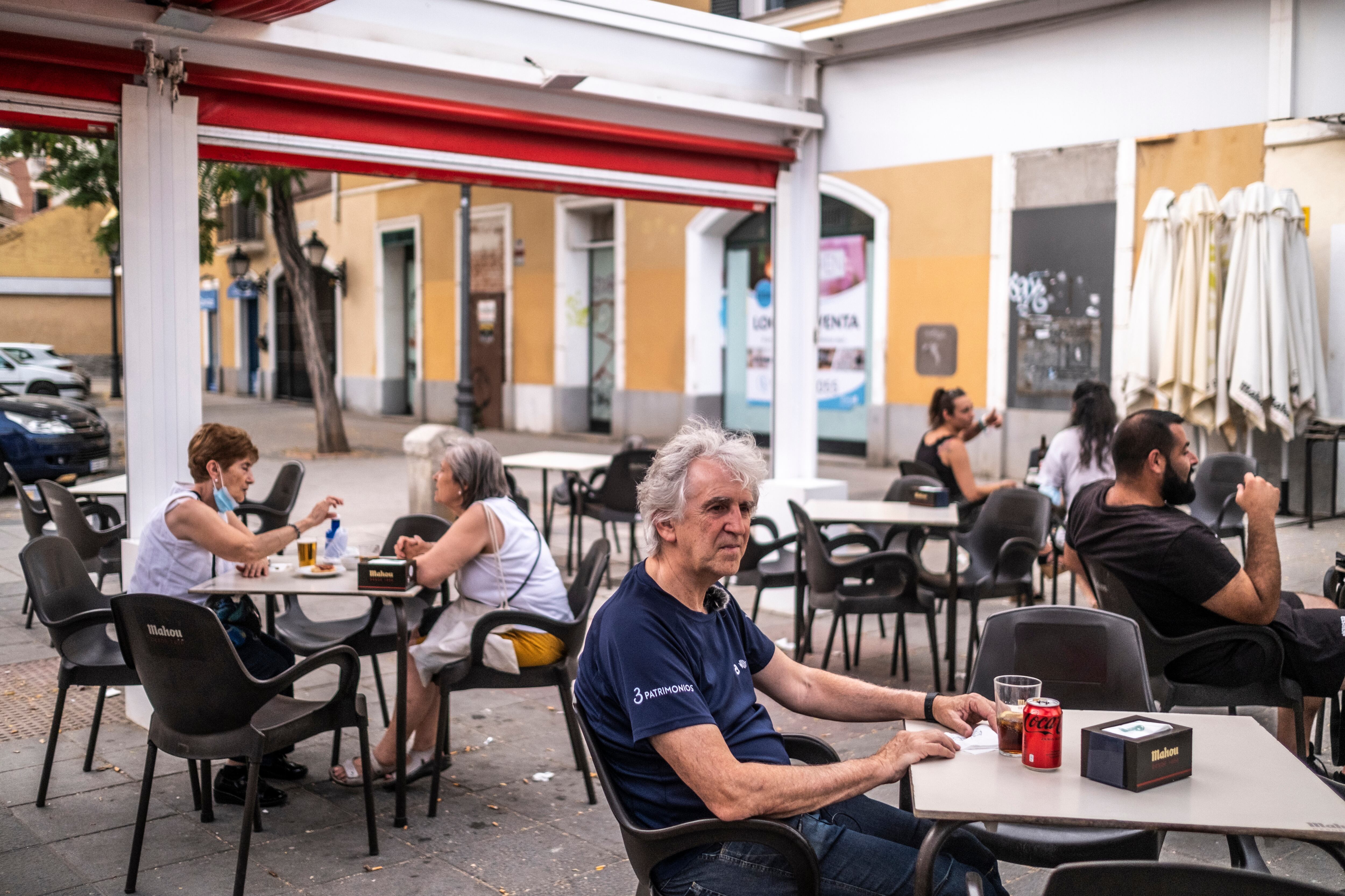 Juan Luis Arsuaga, sentado en la terraza del bar El Campanario, en Villa de Vallecas.