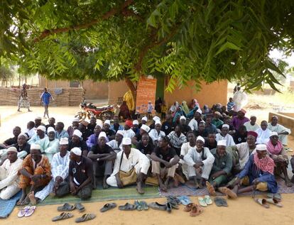 Padres participantes en la Escuela de Maridos implantada en Sona, Níger. Es una de las 1.021 creadas en el país, en las que participan hasta 12.000 hombres.