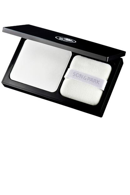 Flawless Pore Pact de Son & Park


Polvos translúcidos que ayudan a dejar la piel más uniforme y aparentemente libre de poros. Se utilizan para sellar el maquillaje y resultan muy útiles para controlar los brillos de la cara a lo largo del día. ¿El objetivo? Una piel mate y muy sedosa (24,30€).