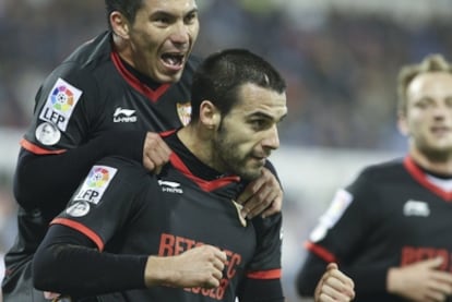 Medel felicita a Negredo tras el gol de la victoria.