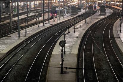 Nadie conoce los detalles de la reforma de las pensiones en Francia, pero las líneas maestras, ya desveladas, han bastado para desencadenar una de las mayores movilizaciones de los últimos años. En la imagen, la estación de tren Gare du Nord de París durante la huelga general.