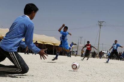 Niños refugiados juegan al balón en el campo de Zaatri en junio de 2014.