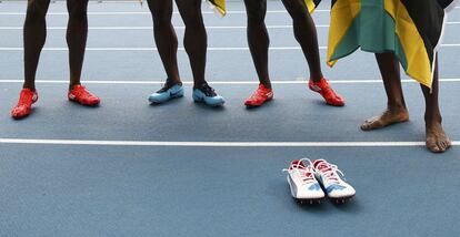 El equipo de jamaica de relevos después de la carrerra, Bolt sin zapatillas.
