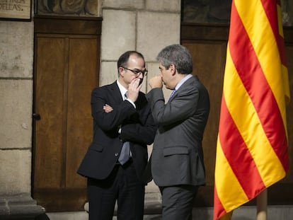 El 'exconseller' Jordi Turull (a la izquierda) conversa con el también 'exconseller' Francesc Homs durante un acto del pasado 6 de abril