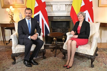 La primera ministra brit&aacute;nica Theresa May, junto al rey Felipe VI.