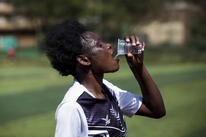 Una jugadora del equipo Zetech Sparks bebe agua durante el descanso de un partido de la Women Premier League, la primera divisón del fútbol femenino en Kenia. 