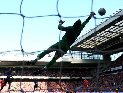 Una estirada de De Gea durante el partido del Manchester United contra el Liverpool.