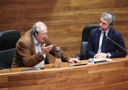 El periodista polaco Adam Michnik, a la izquierda, este miércoles en el parlamento de Asturias durante el encuentro con estudiantes.