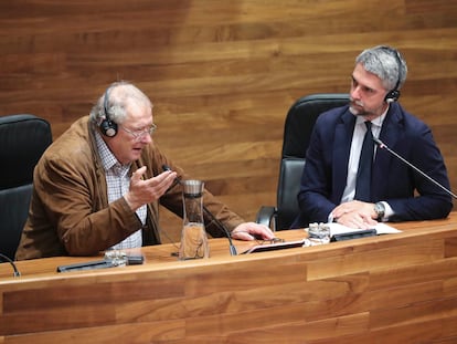 El periodista polaco Adam Michnik, a la izquierda, este miércoles en el parlamento de Asturias durante el encuentro con estudiantes.