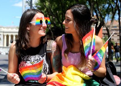 Duas garotas no desfile do Orgulho Gay em Madri.