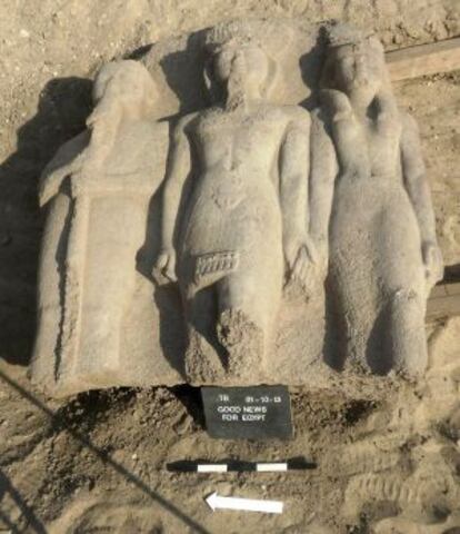 Fotografía que muestra una estatua de Ramsés II hallada en Tall Basta, en la gobernación de Sharqia, a 85 kilómetros al noreste de El Cairo (Egipto)