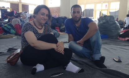 Al Shamaly y Shaheen este viernes en el campo de refugiados del Pireo.