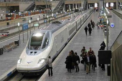 Los trenes del AVE, en su primer viaje a Zaragoza, el pasado febrero.