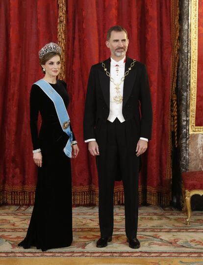 Los reyes Felipe y Letizia posan antes de la cena de gala que ofrecen en honor del presidente del Argentina, Mauricio Macri y su esposa, Juliana Awada hoy en el Palacio Real. 