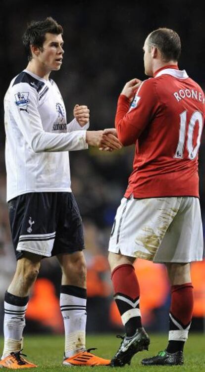 Bale y Rooney se saludan tras un partido en la Premier.