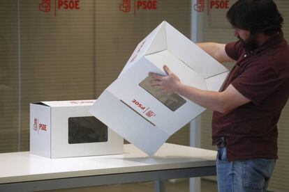Un operario del PSOE prepara unas urnas en la sede de Ferraz.