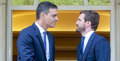 El líder socialista, Pedro Sánchez, junto a su homólogo, Pablo Casado.