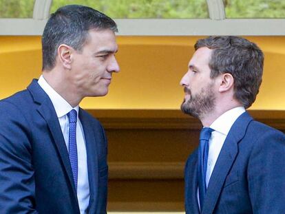 El líder socialista, Pedro Sánchez, junto a su homólogo, Pablo Casado.