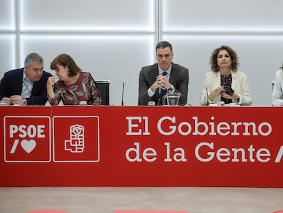 El secretario general del PSOE, Pedro Sánchez, con los principales cargos de la ejecutiva del partido.